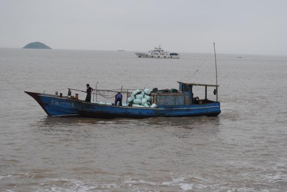 浙江宁波北仑区洋沙山海域非法设置渔具清除工