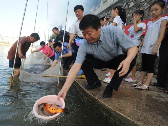 江西宜春市举办2012年渔业资源人工增殖放流