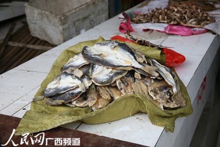 广西钦州市钦北区工商局查获有毒河豚鱼干当场