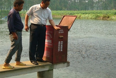 江苏新沂市合沟镇技术指导员到示范户塘口指导
