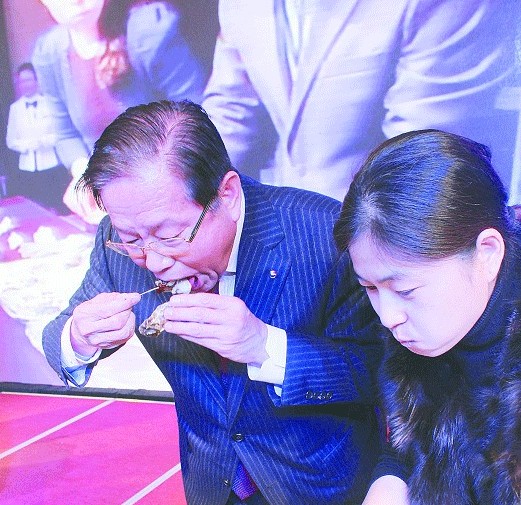 韩国市长在济南卖生蚝 统营生蚝加大在中国掘