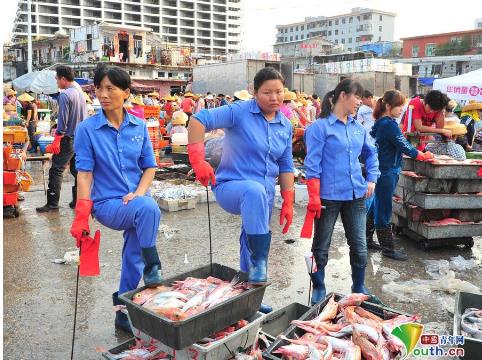 海南三亚渔港码头渔家女撑起半边天-综合新闻