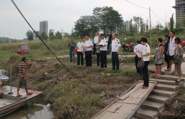 重庆市农委第九检查组来潼检查渔船安全监管工