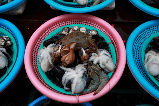 过年体验海鲜诱惑力 看看韩国人怎样吃海鲜_海